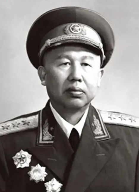 1942年，特务头子冷笑着把地下党王平绑在了木桩上。刚说要动刑，一地主突然骂骂咧