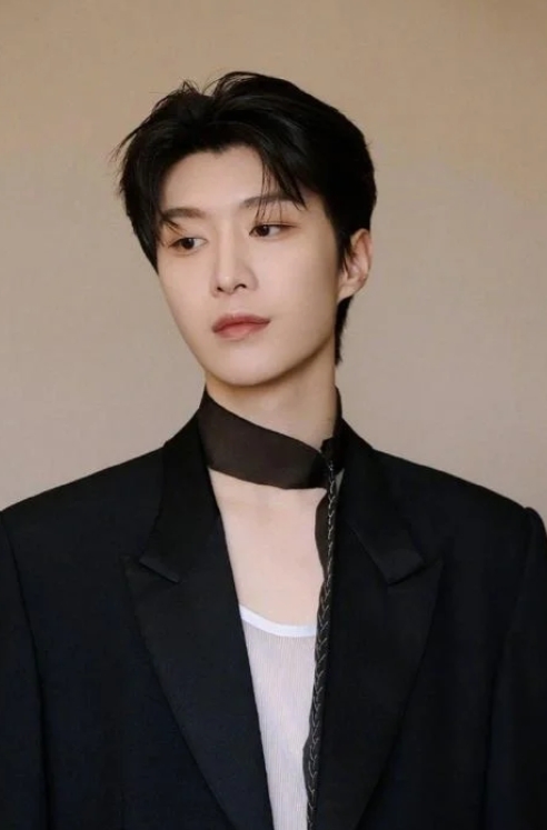 范丞丞担任说唱综艺导师，引发话题热潮