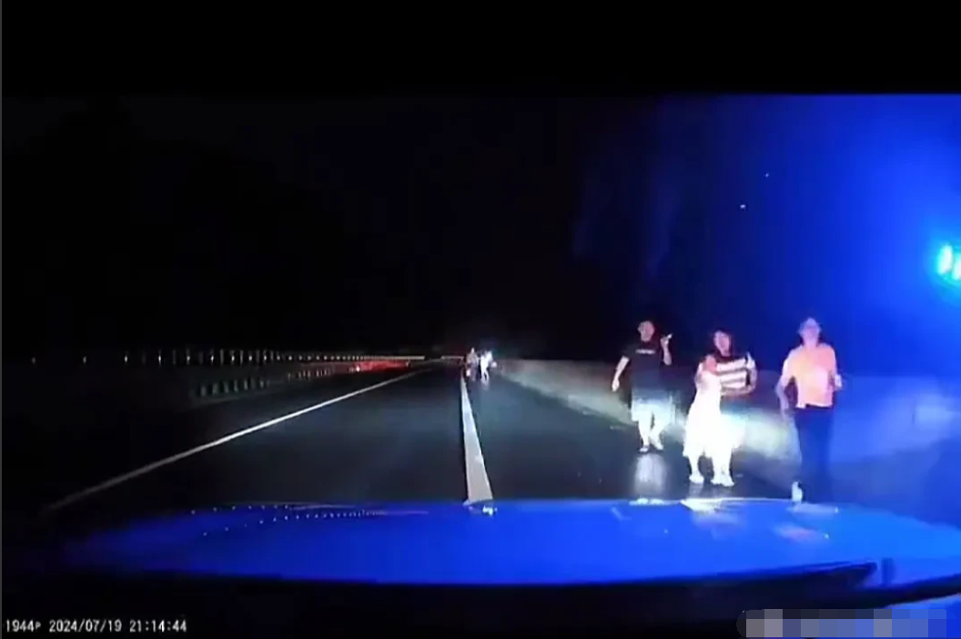 陕西大桥垮塌，当晚救人拦车画面曝光！路上有大人有小孩，车子开着双闪，幸好有个人带