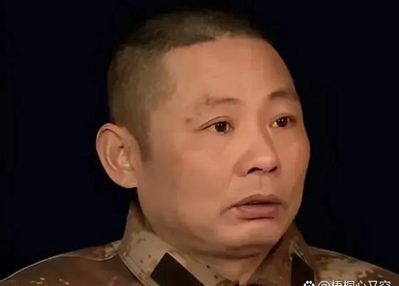 2007年，湖北曾获个人二等功的一名男子去民政局办低保时，受到工作人员的语言刺激