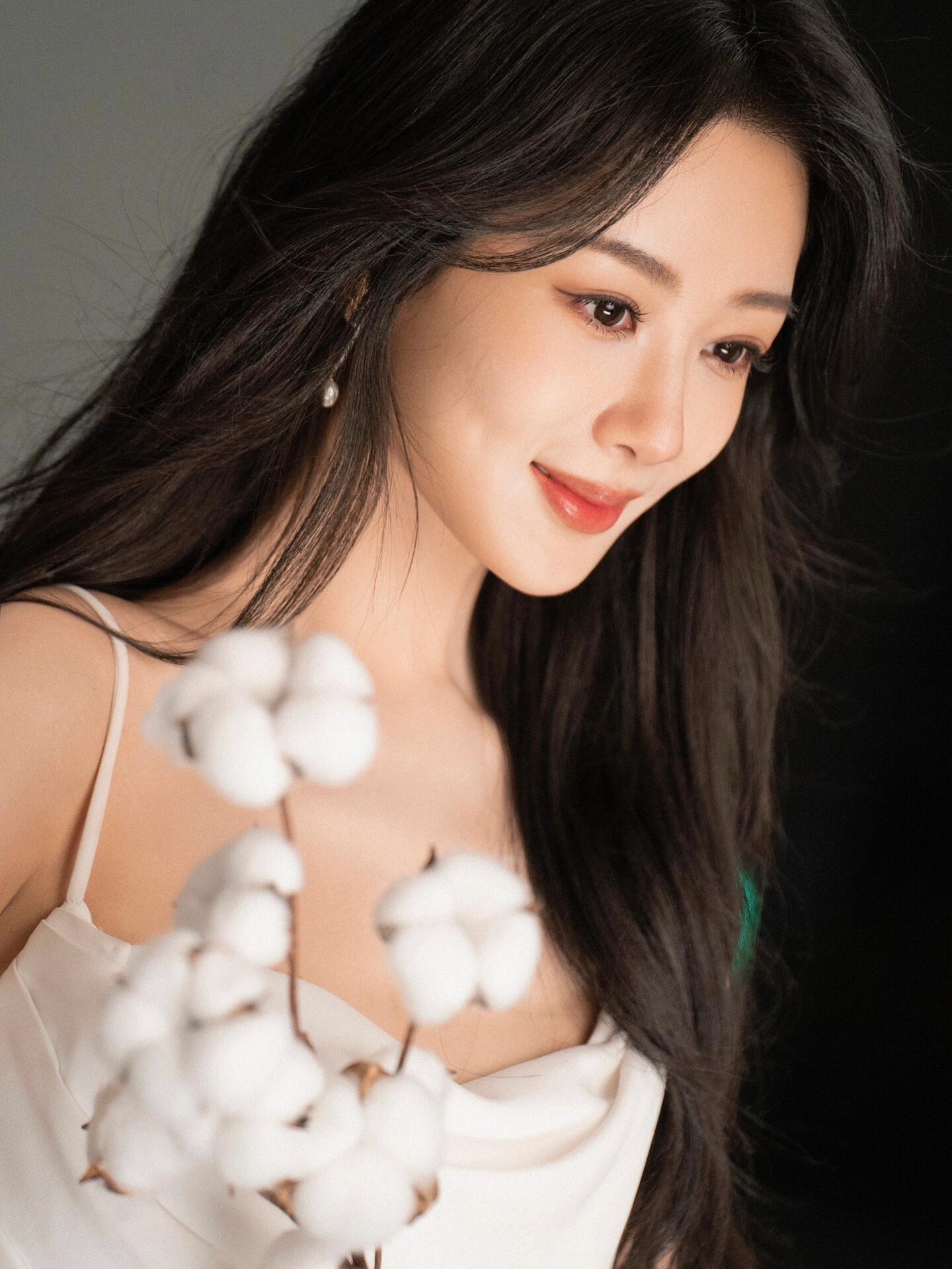 杨紫的这个礼服，连背影都闪着光
