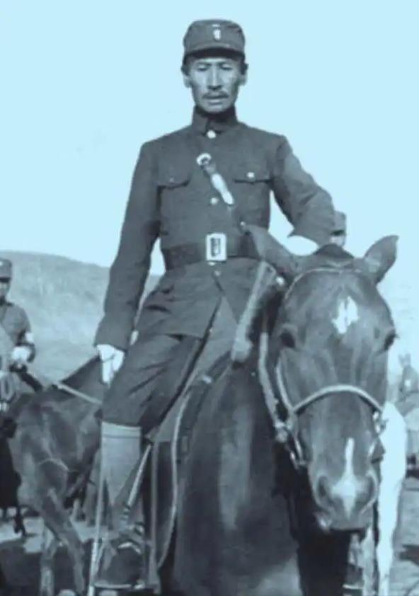 1932年2月，马占山做了一个出乎意料的决定，他决定向日本投降，国内顿时一片哗然