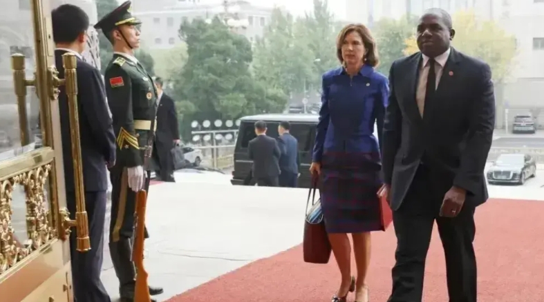 英国外长抵达北京五个没想到

正当大家还在猜测英国外交政策下一步怎么走时，拉米突