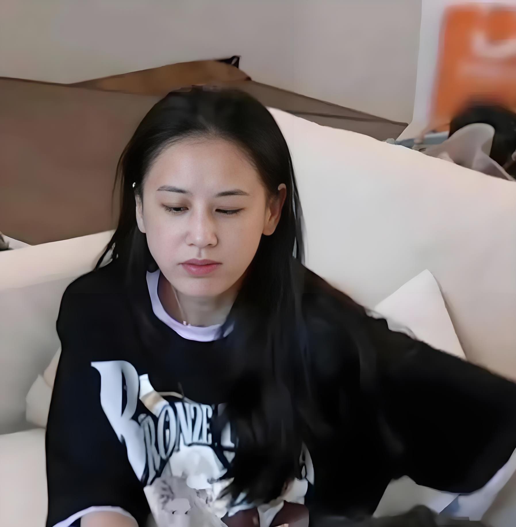 黄圣依素颜看起来算不算美女，黄圣依现在也自由了，也有自己的财产了，杨子还打算再次