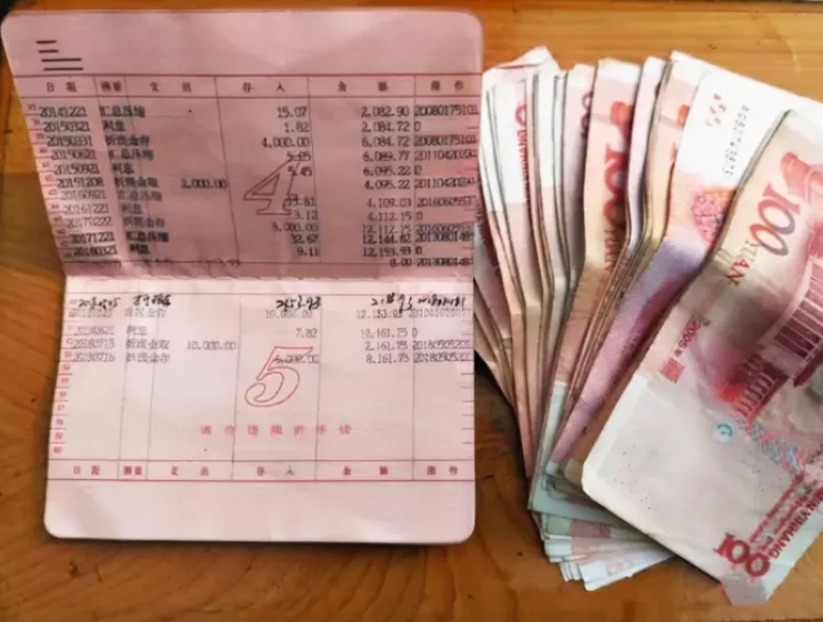 甘肃一位拾荒大爷过世，侄子拿着大爷存折到银行取32000元，银行说存折上只有32