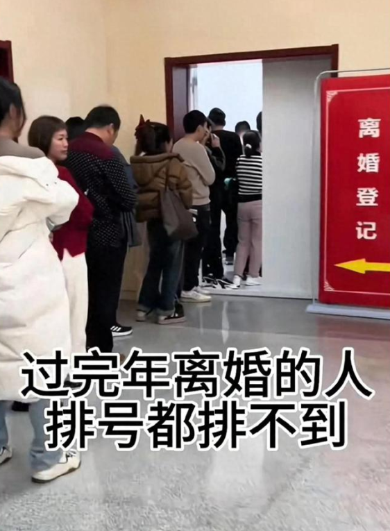 前几天，和一个从事民政的朋友一起走路，谈起现在离婚率高的现象，他一针见血的说，现