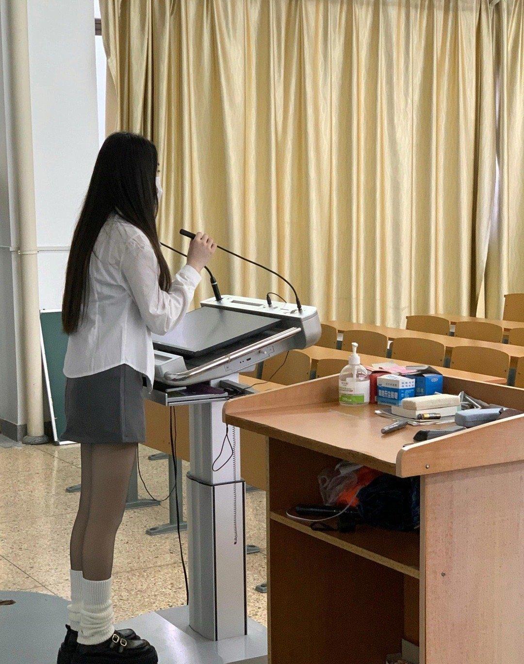 沃靠！第一次直观get到女大穿黑丝的杀伤力..



室友在空教室练习演讲内