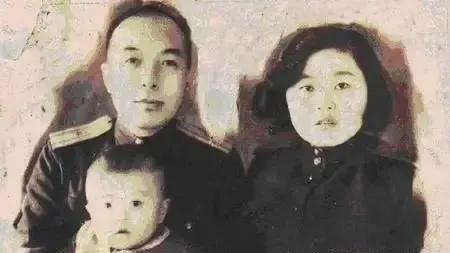 1940年寒冬，东北气温低至零下40℃，金伯文忍着剧痛，在深山老林里艰难分娩。六