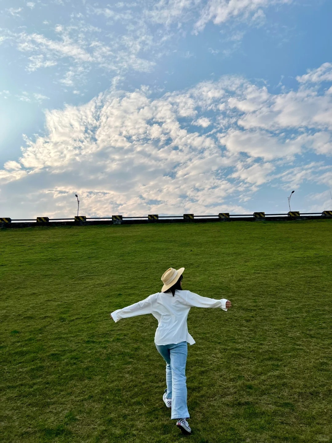 广州地铁直达的大草原～
非常小众的打卡点 人巨少 大草坪绿草地快冲吧
📍导航 
