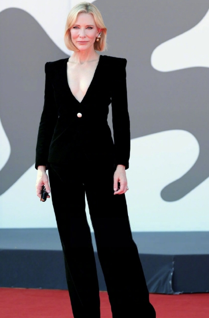 凯特布兰切特珍珠链条露背套装