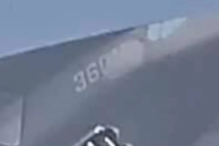 最清晰的六代机照片显示：编号360**，这意味这该机的代号可能为歼36！而巨大的