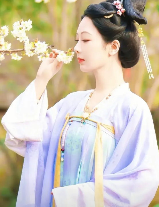 国色芳华：有一点没想通！何惟芳逃到长安，原以为没有亲人，谁知道她母家出自长安，她