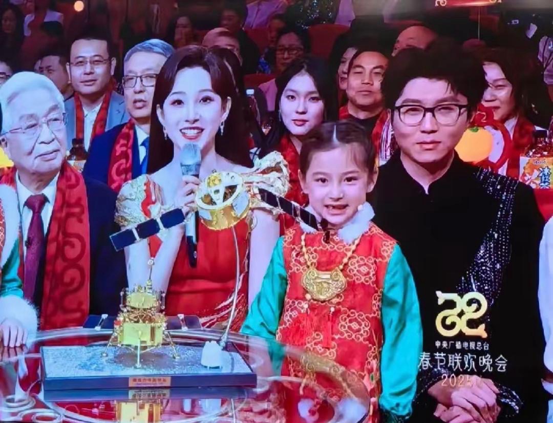 春晚节目中出现的小丫头引发了不少观众的关注