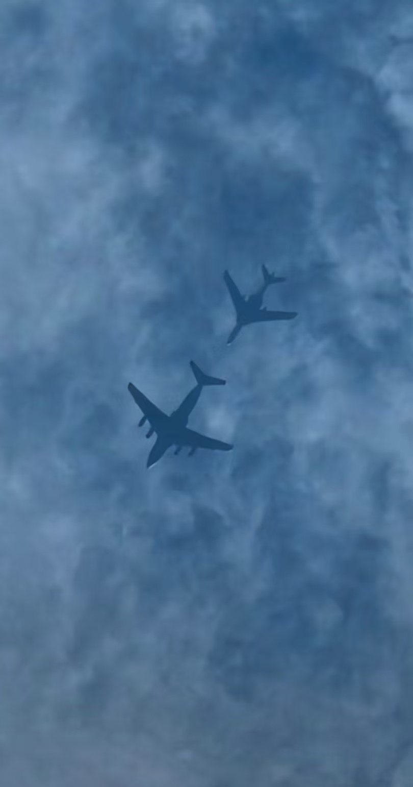 六代机都大白天公开，中国空军已经没什么不能看的，运油-20给轰-6空中加油照片也