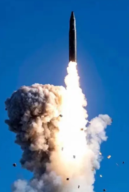 作为一个全球军事力量，美国对中国导弹发射的反应也值得关注。虽然美国五角大楼表面上