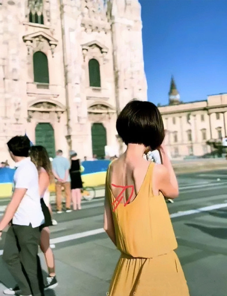 米兰街头，53的鲁豫“骨瘦如柴”。镜头下的鲁豫留着短头发，穿着黄色套裙，人看起来