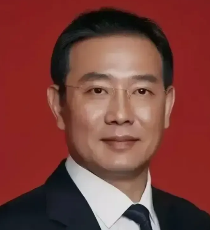 县城里，人脉最广的几种人：
 
1、看守所所长！手握钥匙，心系江湖，三教九流都得