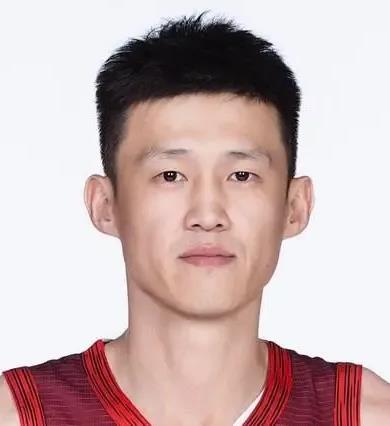 深圳主场大败于新疆，我发现周鹏这主教练挺有意思，他竟然重用周鹏，球员周鹏上场时间