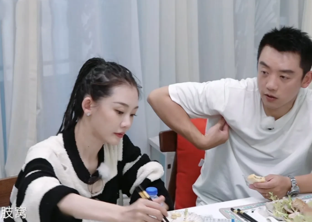 谈到方言时，陆毅问:“上海人管老婆叫啥？”郑恺:“胳肢窝？”鲍蕾问刘芸:“你知道