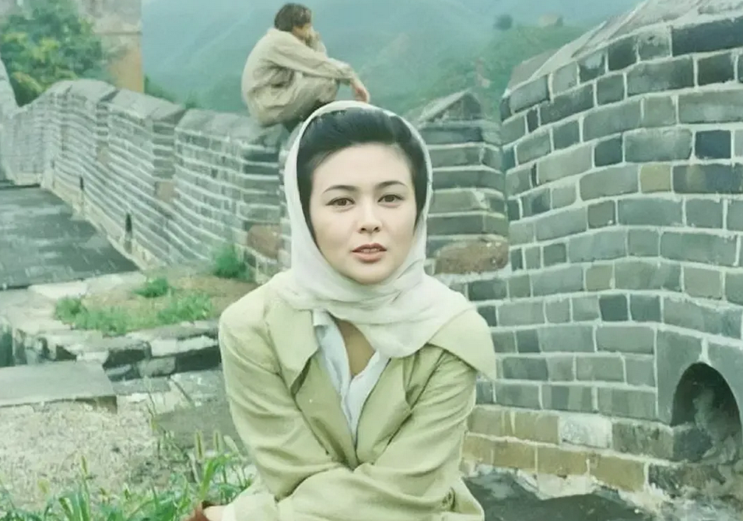 1995年，电影冒险王在长城取景，那时的关之琳还很年轻很美，也太白了！后面的是金