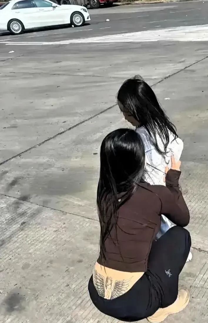 昨天开车上高速，下服务区休息时，发现一对母女。
她们距离我不远，虽然是冬天，但是