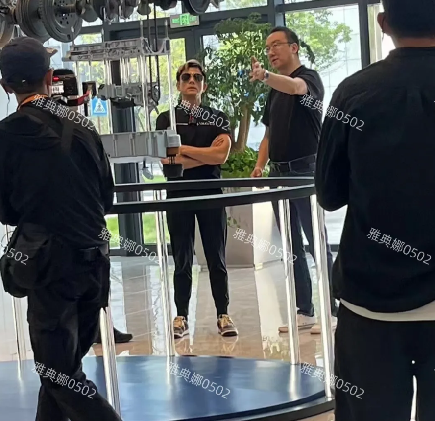 遇到郭富城了，本人真的很年轻很帅气，站在一群年轻人中完全感受不到年龄差。
快60