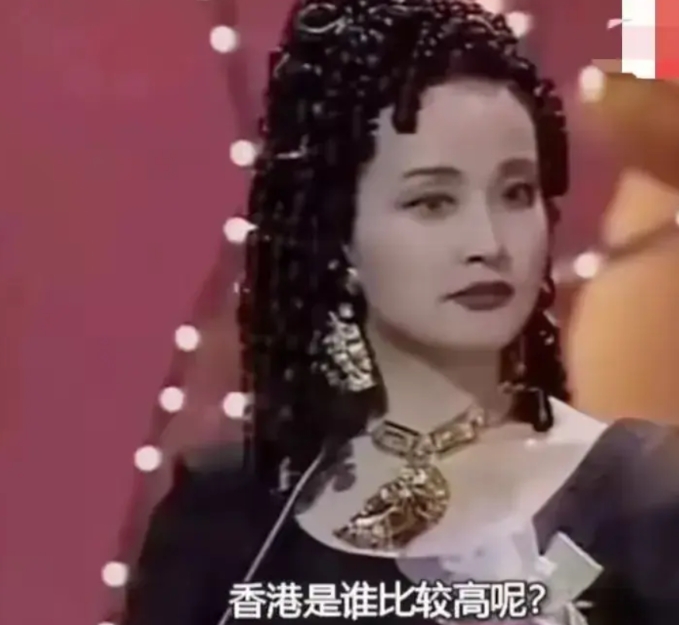 天呐！这就是三十多年前的刘晓庆，她顶着一头上万元的蛇形盘发，美得像是仙子！

那