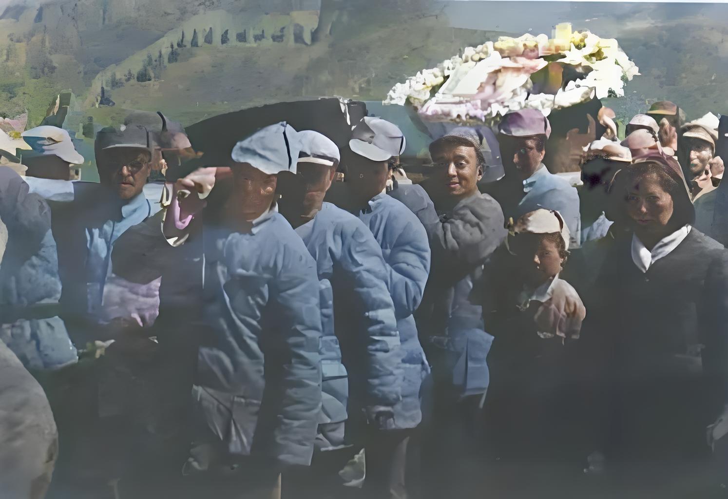 1942年，毛泽东亲自为林育英执绋抬棺柩。