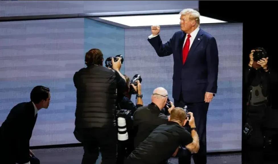 自从特朗普遭遇袭击之后，似乎他的个人气质与面相都经历了一场蜕变。曾经的他，攻击性