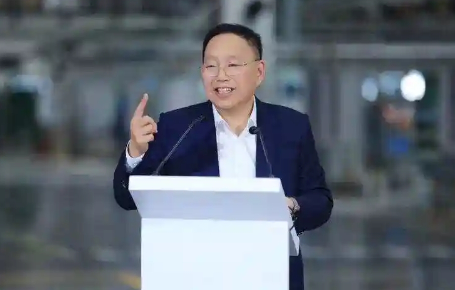 
赛力斯老总张兴海感慨，真是穷怕了。
赛力斯造了那么多年车，一直都是风雨飘摇。谁