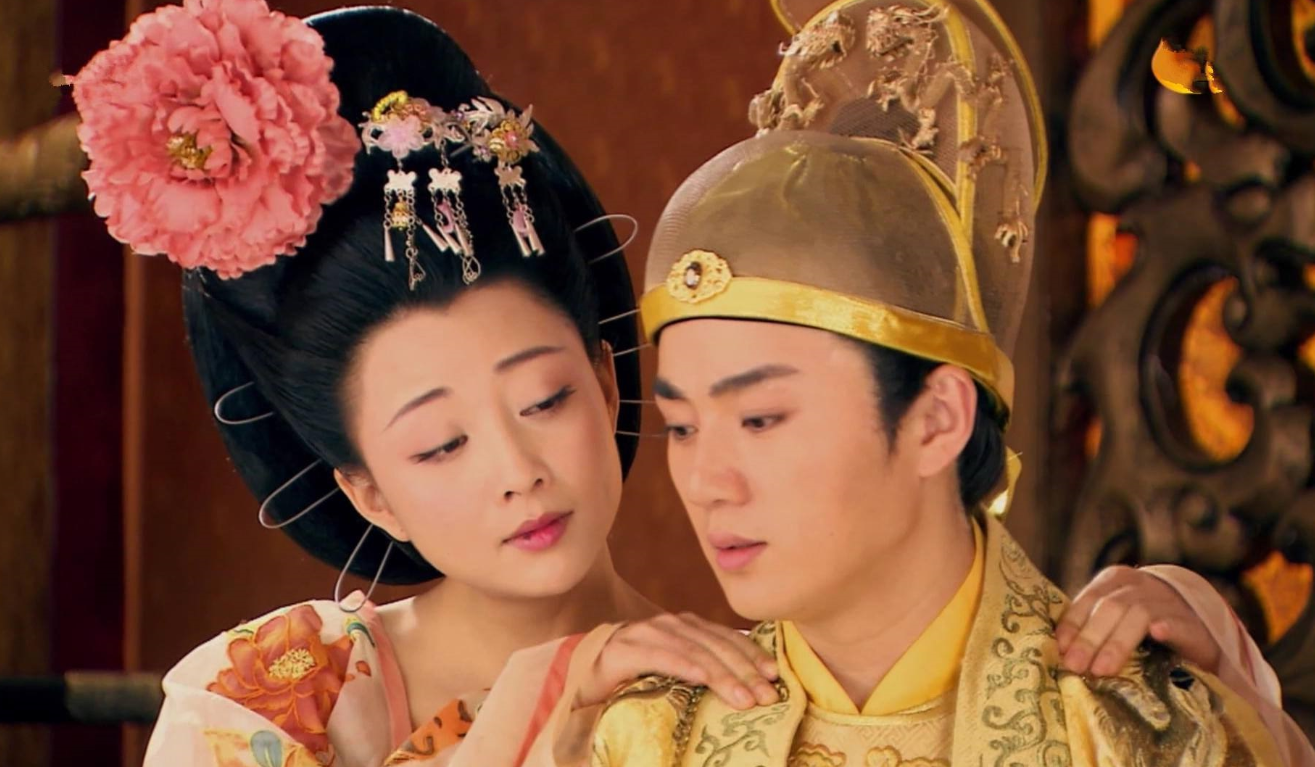 1462年，15岁的太子朱见深正在洗澡时，从小照顾他的乳娘进来加水。朱见深见状，