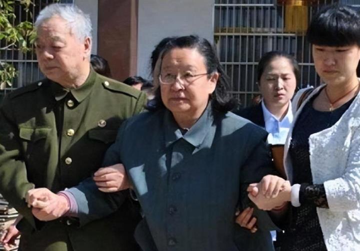 1984年8月12日，伟人故居，一女子携丈夫登记好后进入参观。谁知，走到晒谷坪时