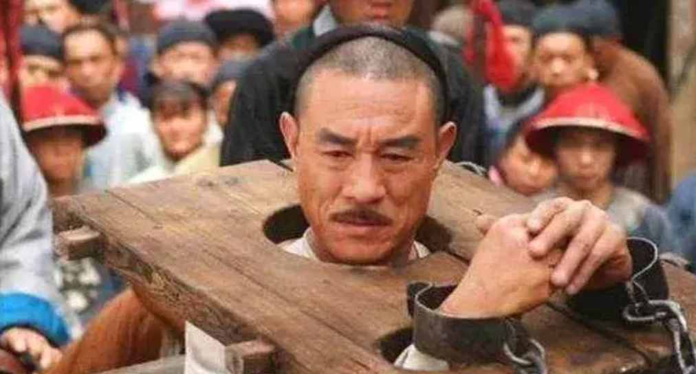 年羹尧的长兄年希尧，性格怯懦且行事显得有些呆气，他整日在官邸中观赏戏曲、饮酒作乐