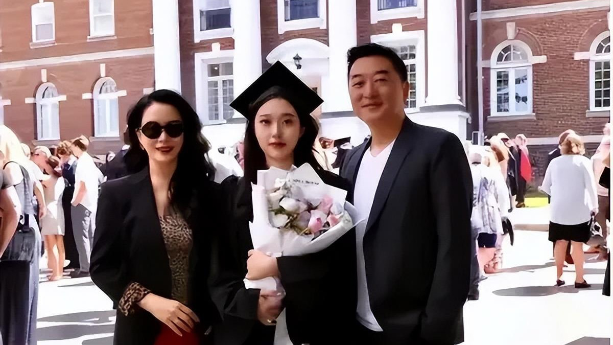 原来这两口子是夫妻，因戏生情恩爱19年，18岁女儿只挑优点长