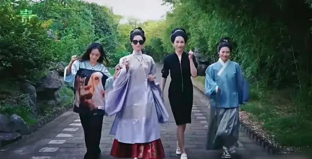 娱乐圈和贵妇圈一样，不红就会被裁掉。图二是被裁后的图。