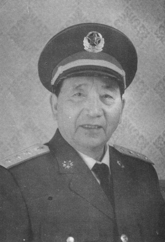 1932年，徐向前骑马经过一堆尸体，这时他发现尸体动了一下，赶紧让人把这具“尸体