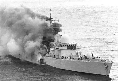 1982年5月2日，英军核潜艇击沉阿根廷头号巨舰，导致323人丧生。阿根廷震怒，