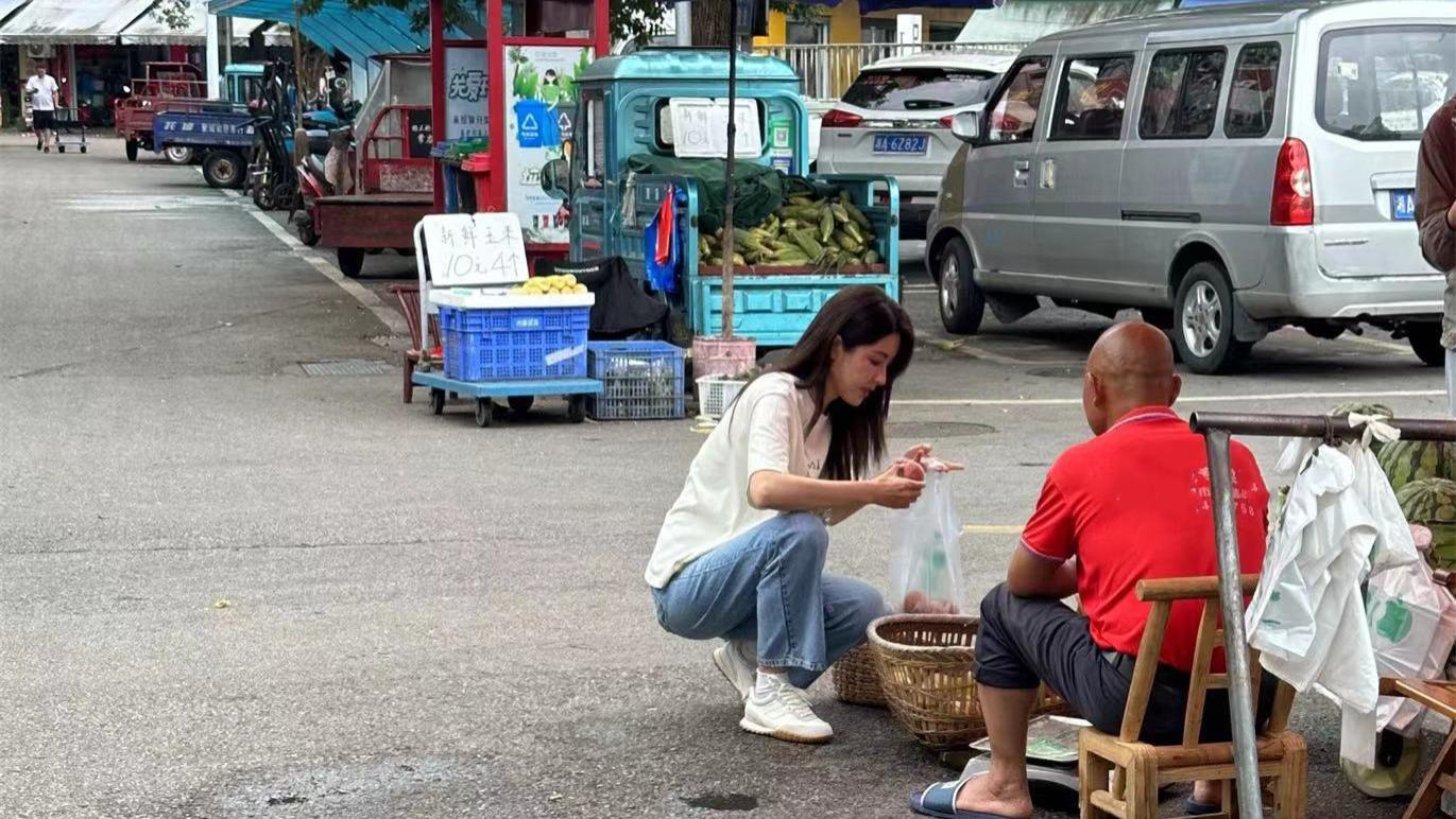 “姨圈顶流”逛菜市场被偶遇，47岁魅力不减，苗条身材美丽动人