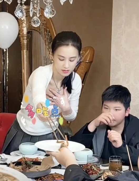 黄圣依为儿子庆生，颜值性格都像爸。一桌硬菜堪比过年，真豪气！ ​​​