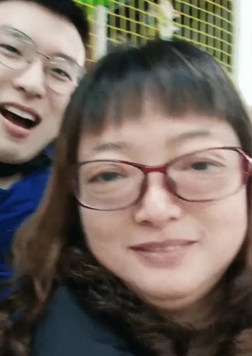 民警陈嘉辉因公牺牲，母亲窦美娟痛不欲生。两年后，窦美娟在商场偶遇长相酷似儿子的小