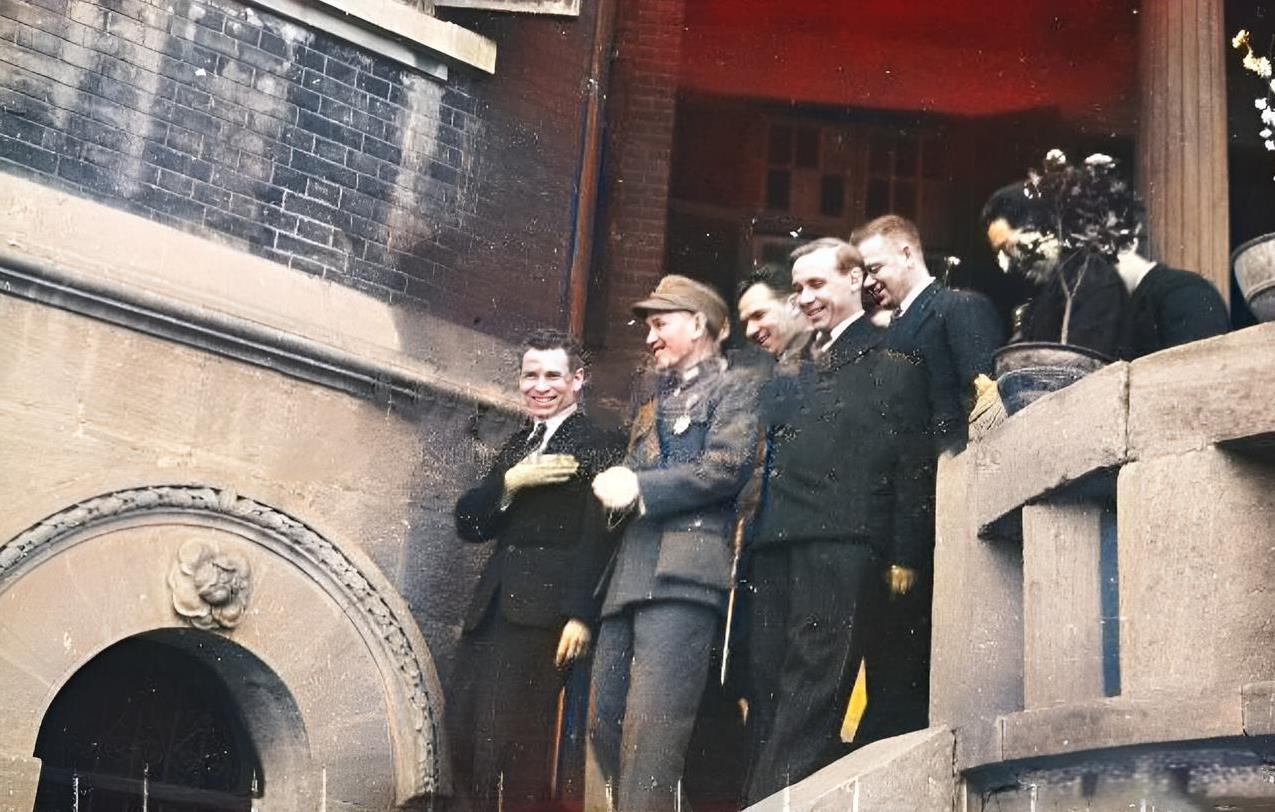 1941年，蒋中正在重庆出席了苏联红军建立二十三周年纪念活动。苏联方面相关人员因