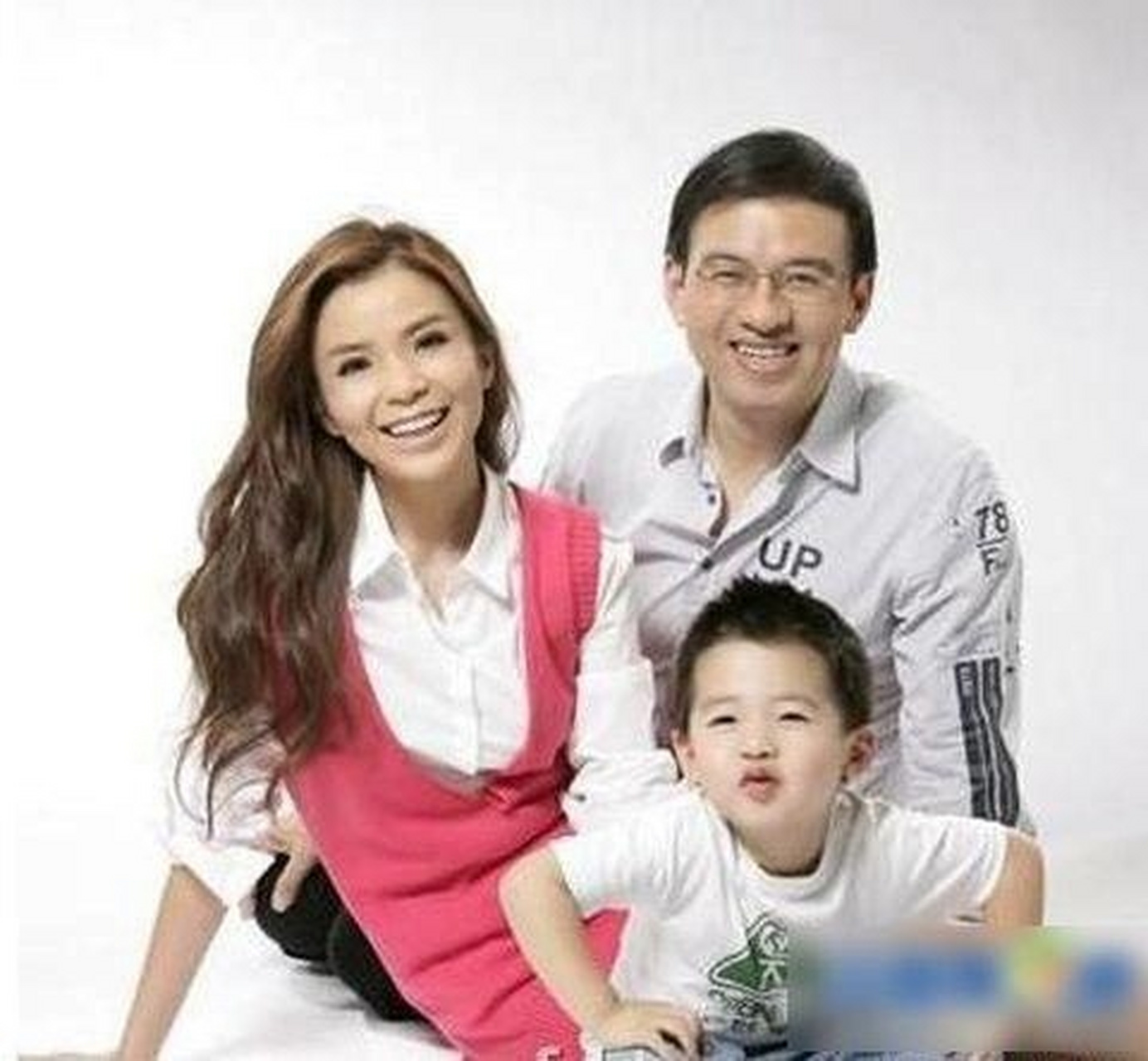 当年，王志和朱迅相识不到百天，便向其求婚，朱迅平静地问：“你是不是有病？”王志肯