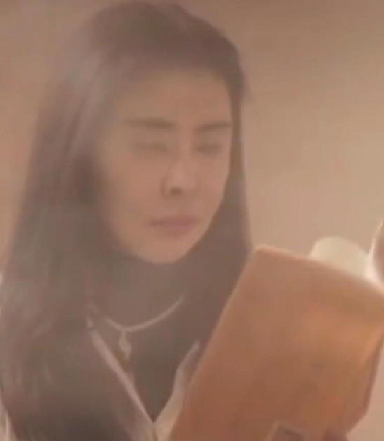 偶然刷到王祖贤的新动态，着实让人惊喜！这位昔日的女神，如今在加拿大开了家艾灸馆，