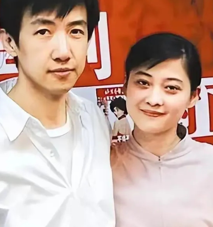 鄢颇真的是一个拎得清的男人，就算跟李小冉分手了还是朋友，人家也不会说自己依然爱着