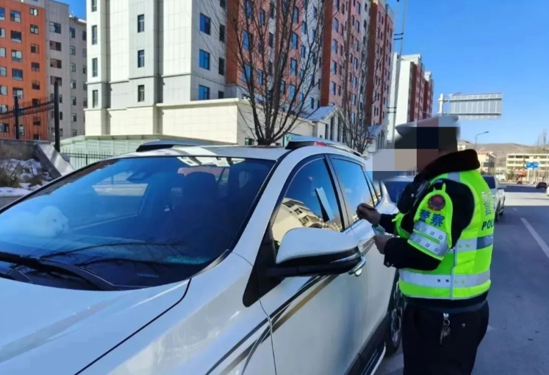 浙江，一女子将车停在小区内楼下，竟然被交警以未按规定停车为由罚款150元 。女子