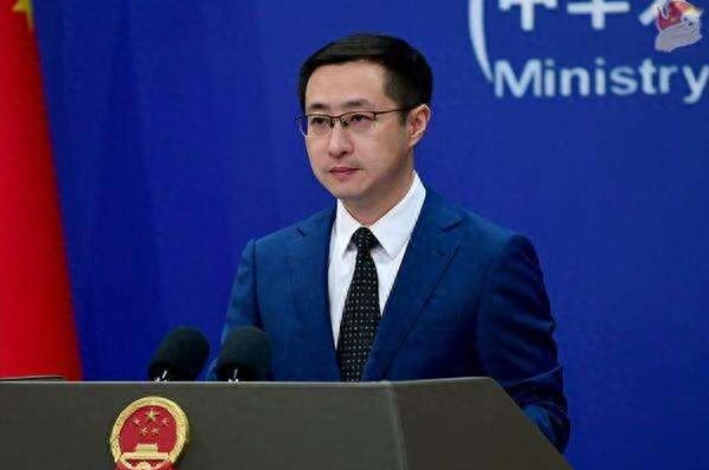就在泽连斯基对特朗普妥协，同意“割让领土换和平”的方案后，拜登政府出手了，对俄罗