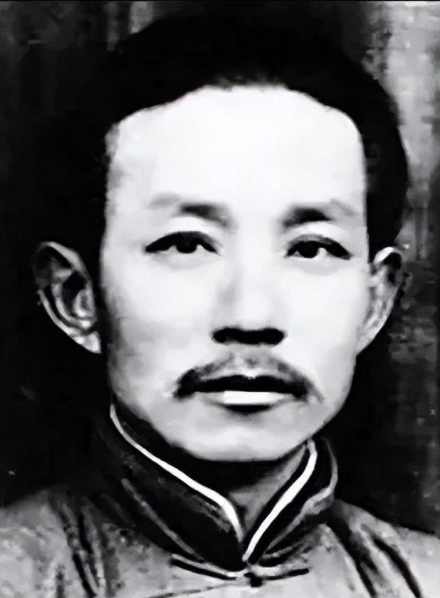 1943年，新四军团长汤景延，带着队里的600多人投靠日本人，并在过程中，打死3