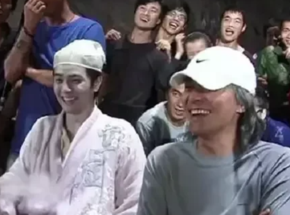 2011年，周星驰去横店面试龙套演员，一大妈刚上台表演，周星驰就开始笑，后来笑到