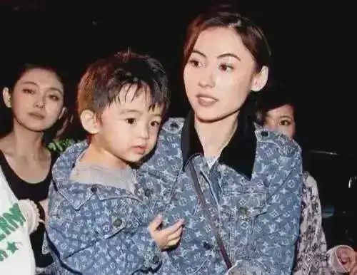 张柏芝带小儿子回娘家看望父亲和弟弟了