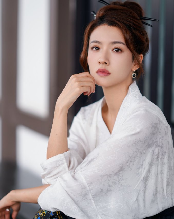 她当年可是香港小姐选美亚冠，目前在香港TVB女演员颜值算是排名第一，担任过很多电